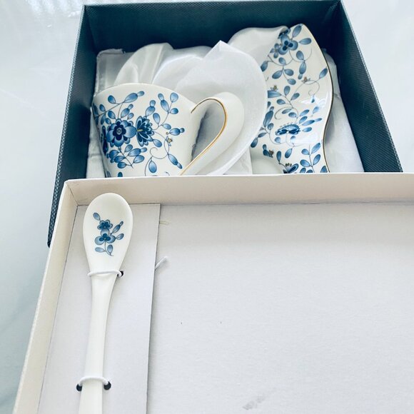 Hampstead Collection Wave Shape Blue Flowers Mug, Saucer & Spoon Set (200ml) - Picture 3 of 5